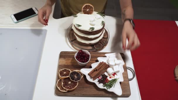 Woman decorating homemade cake in the kitchen — Stock Video