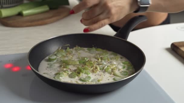 Gröna grönsaker, rostade med kokosmjölk i stekpanna. Thailändsk maträtt — Stockvideo