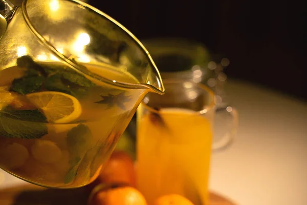 Baharatlı çay bir fincan tarçın, tatlım, zerdeçal ahşap arka plan üzerinde. Sıcak bir içecek. Uzay kopyalayın. Noel ışıkları