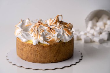 Limon beze cheesecake beyaz arka plan üzerinde beyaz plaka üzerinde