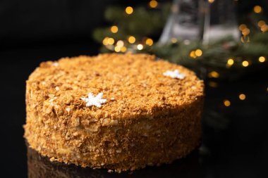 parlak siyah arka plan üzerine pasta Napolyon dolması