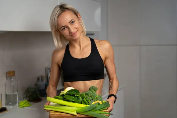 Una chica deportiva con conjunto de verduras verdes —  Fotos de Stock