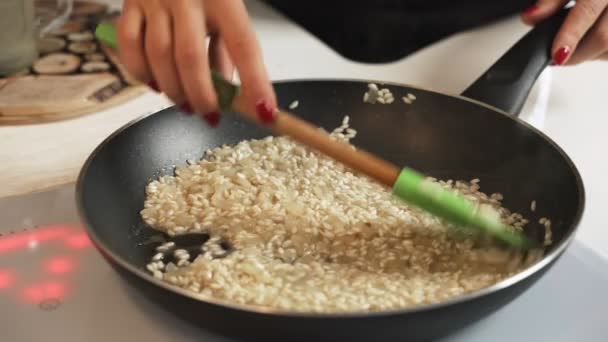 Middensectie schot van handen van onherkenbaar vrouw koken risotto — Stockvideo