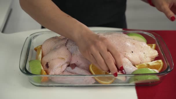 Женщина готовит фаршированную утку к рождественскому ужину — стоковое видео