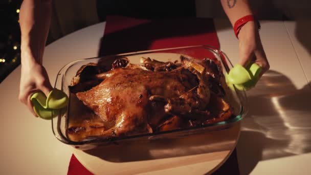 Mujeres manos vertiendo miel y mostaza en ganso asado. Ganso asado con manzanas y naranjas en horno. Árbol de Navidad en el fondo — Vídeos de Stock