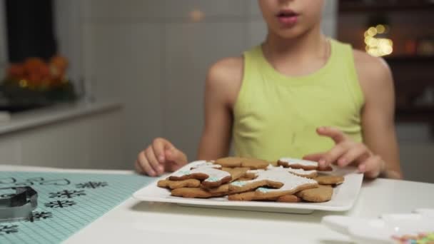 Dos chicos vienen a la cocina a comer galletas de jengibre. — Vídeos de Stock