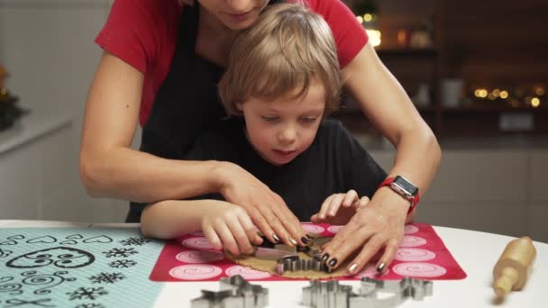 Mãe e filho pequeno se preparando para o Natal, cozinhando biscoitos gignger juntos — Vídeo de Stock