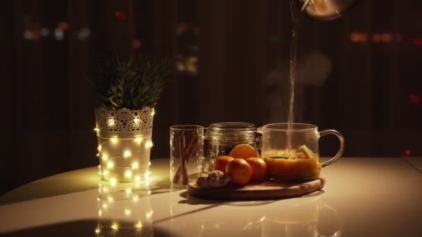 Fűszeres teát egy csésze méz, fahéj, kurkuma, egy fából készült háttér. Forró italt. Másolja a hely. Karácsonyi fények — Stock videók
