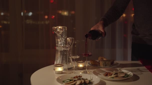 Romantik bir akşam yemeği evde olan genç güzel çift — Stok video