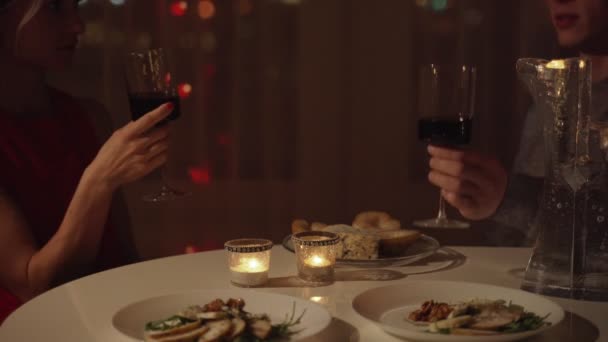 Jonge mooie paar met romantisch diner thuis — Stockvideo