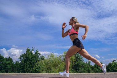 Hızlı spor için güneşli günde çalıştıran uygun kadın