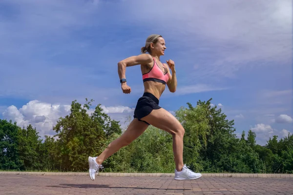 Fit vrouw draait snel voor sport op zonnige dag — Stockfoto