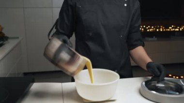 Siyah üniformalı kadın pudra krem çikolata mousse kek için hazırlayın. Sahne pişirme mousse kek.