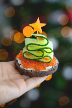 Kırmızı havyar sandviçle salatalık ve havuç ile dekore edilmiştir. Büfe düğün