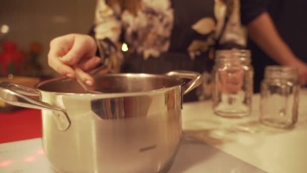 Vino caliente se vierte en tazas en la mesa entre las decoraciones de Navidad, cámara lenta, movimiento de la cámara — Vídeo de stock