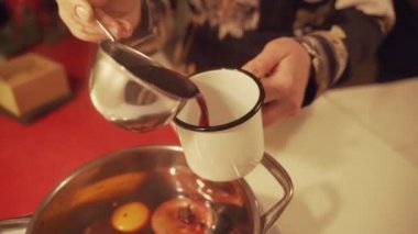 Mulled şarap bardağı Noel süsleri, ağır çekim, kamera hareketi arasında masadaki dökülür