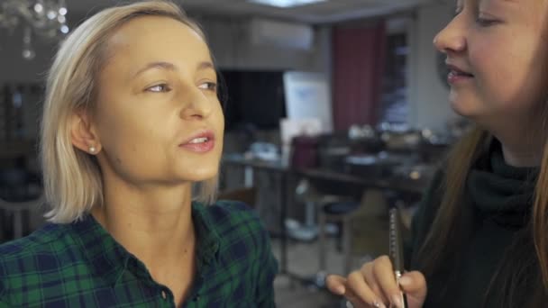 Artista de maquiagem profissional no trabalho escova mão closeup - beleza indústria da moda cosméticos backstage maquiagem profissional - vista lateral macro bela iluminação natural em estúdio com janelas — Vídeo de Stock