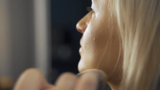 Professionelle Visagistin bei der Arbeit Pinsel Hand Nahaufnahme - Beauty-Mode-Industrie Kosmetik Backstage professionelles Make-up - Seitenansicht Makro schöne natürliche Beleuchtung im Studio mit Fenstern — Stockvideo