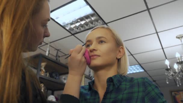 Maquiagem artista no trabalho. Visagista feminina usando escova de sobrancelha. Dicas de maquiagem de profissionais . — Vídeo de Stock