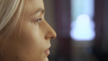 profesyonel makyaj sanatçısı genç modeli için göz makyaj yapma.