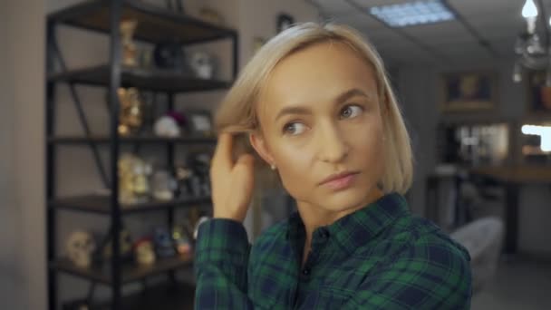 Professionelle Visagistin macht Eye-Make-up für junges Model — Stockvideo