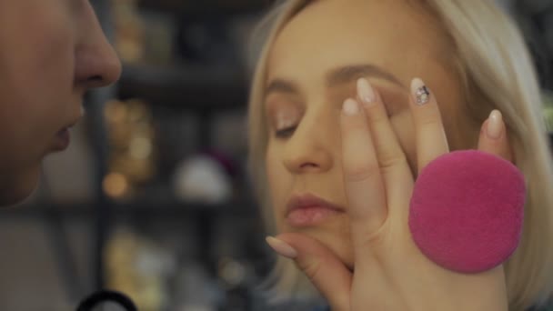 Professionell makeupartist gör ögonmakeup för ung modell — Stockvideo