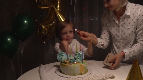 Plano medio de Mujer encendiendo velas en sabroso pastel de cumpleaños. Apareciendo para la fiesta . — Vídeos de Stock