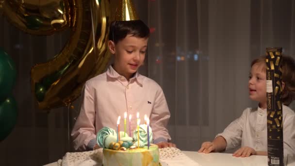 Boy congratulates his brother on his birthday — Stock video