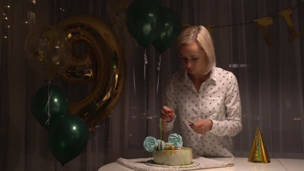 Plano medio de Mujer encendiendo velas en sabroso pastel de cumpleaños. Apareciendo para la fiesta . — Vídeos de Stock