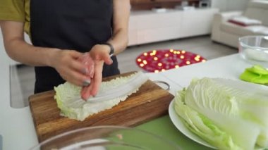 Et ve pilav ile lahana dolması pişirme işlemi rulo.