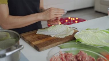 Et ve pilav ile lahana dolması pişirme işlemi rulo.