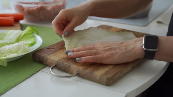 Proces Van Het Koken Van Gevulde Kool Broodjes Met Vlees — Stockvideo