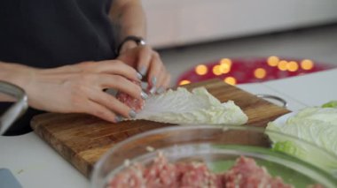 Et ve pilav ile lahana dolması pişirme işlemi rulo.