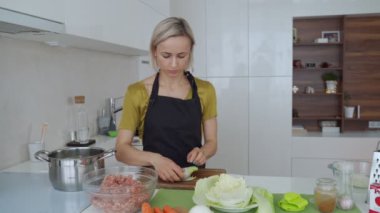 Et ve pilav ile lahana dolması pişirme işlemi rulo.
