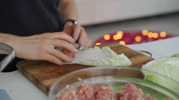 Prozess des Kochens von gefüllten Kohlrouladen mit Fleisch und Reis. — Stockvideo