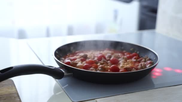 野菜や牛肉をトマトで炒める女 — ストック動画