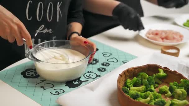 Hausfrau macht Quiche French Pie mit Chiken, gebratenem Gemüse und, Tortenfüllung, Kochen zu Hause, Reis in der Küche — Stockvideo