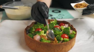 Ev hanımı kiş Fransız pasta tavuk, kızarmış sebze ile ve, Dolum, evde, ricipes mutfak, yemek pasta yapar