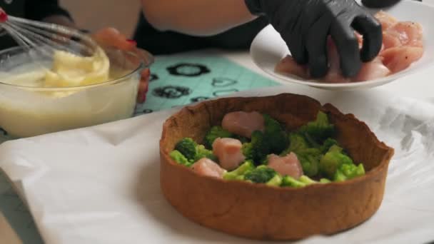 Νοικοκυρά κάνει Κις Γαλλική τάρτα με chiken, τηγανισμένα λαχανικά και πίτα γέμιση, το μαγείρεμα στο σπίτι, ricipes στην κουζίνα — Αρχείο Βίντεο