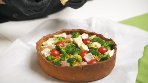 Hemmafru gör quiche fransk paj med chiken, stekta grönsaker och, paj fyllning, matlagning hemma, ricipes vid köket — Stockvideo