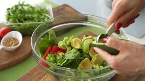 Kadın elle bıçak kesim turp salatası için. Mutfak masasının üzerinde taze sebze kapatın. Ahşap tahta üzerinde doğal ve sağlıklı yemek pişirme ev kadını. Salata için mevsim sebzeleri malzemeler — Stok video