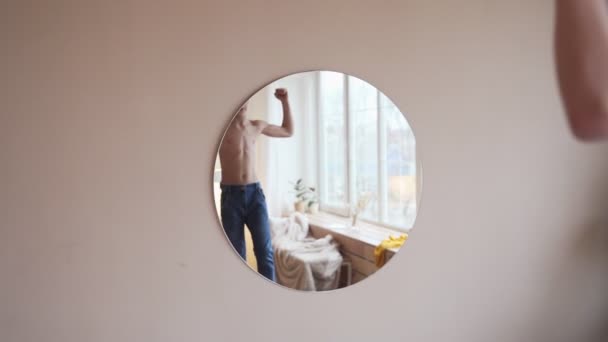 Enfant confiant regardant ses muscles dans le miroir imaginant qu'il est super héros — Video