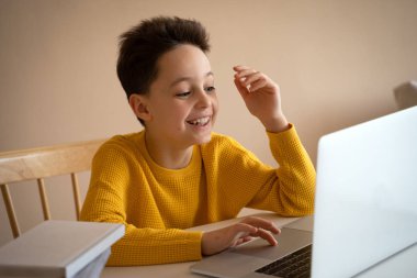 Öğrenci kitap ile masaya oturup dizüstü todo ödev kullanın. Eğitim kavramı