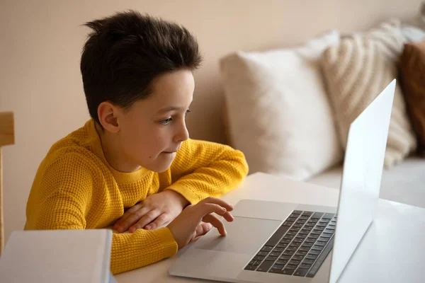 Öğrenci kitap ile masaya oturup dizüstü todo ödev kullanın. Eğitim kavramı