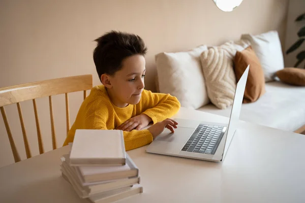 Öğrenci kitap ile masaya oturup dizüstü todo ödev kullanın. Eğitim kavramı