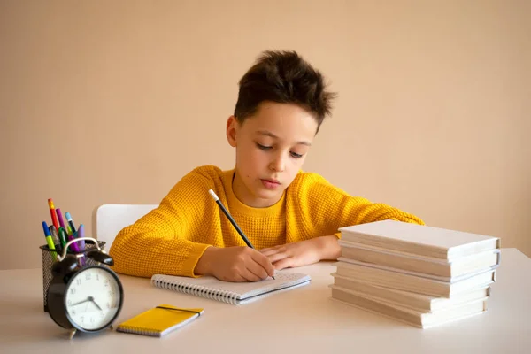 Çocuk sıkılmış, hayal kırıklığına uğramış ve ev ödevlerini yapmaktan bıkmış.