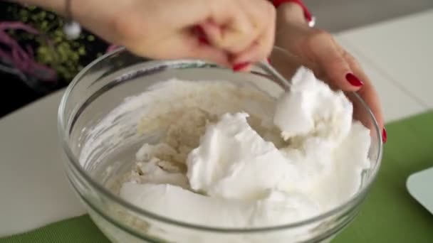 Proces van het koken van zelfgemaakte kiwi tart. Close-up. — Stockvideo