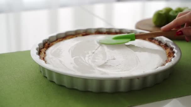 Processus de cuisson tarte kiwi maison. Gros plan . — Video