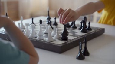 İki çocuk satranç ışık odada. İki kardeş satranç.