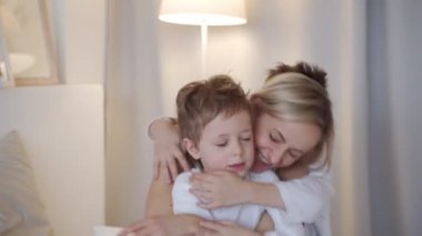 Mutlu aile - yatakta sarılma iki oğlu ile annesi